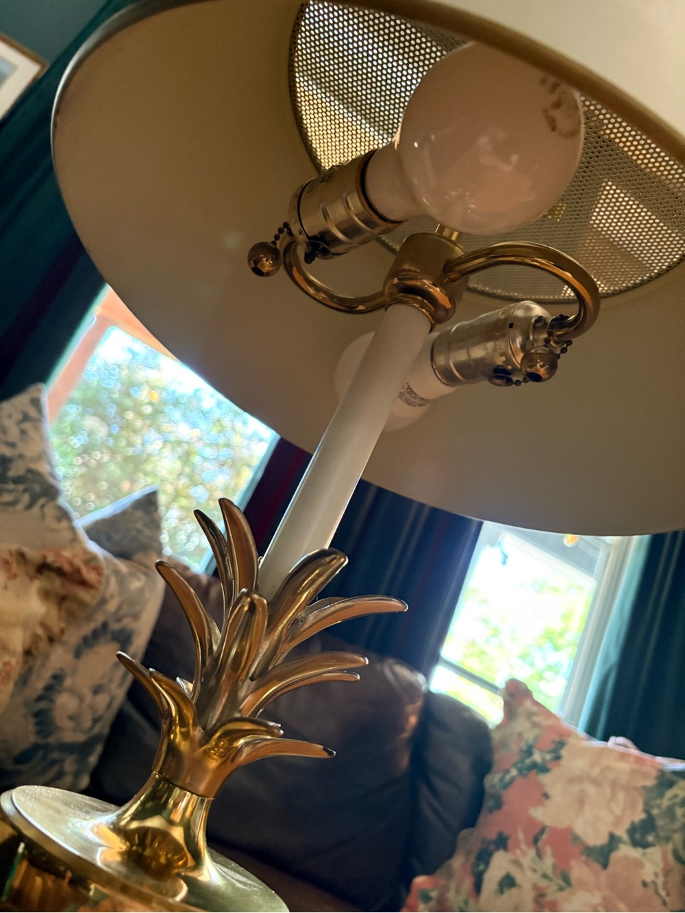 VINTAGE BOMBAY CO. PINEAPPLE SOLID BRASS TABLE LAMP ORIG. CREAM TOLE METAL SHADE - Picture 4 of 8